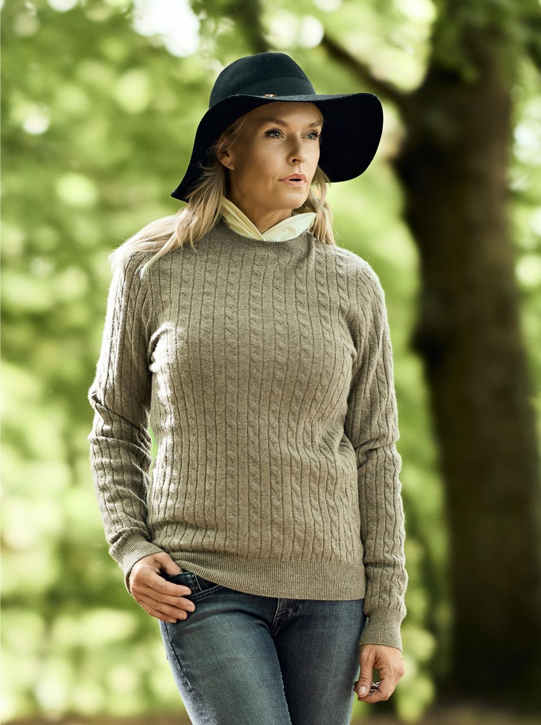 Women Crew Neck Cable Brown