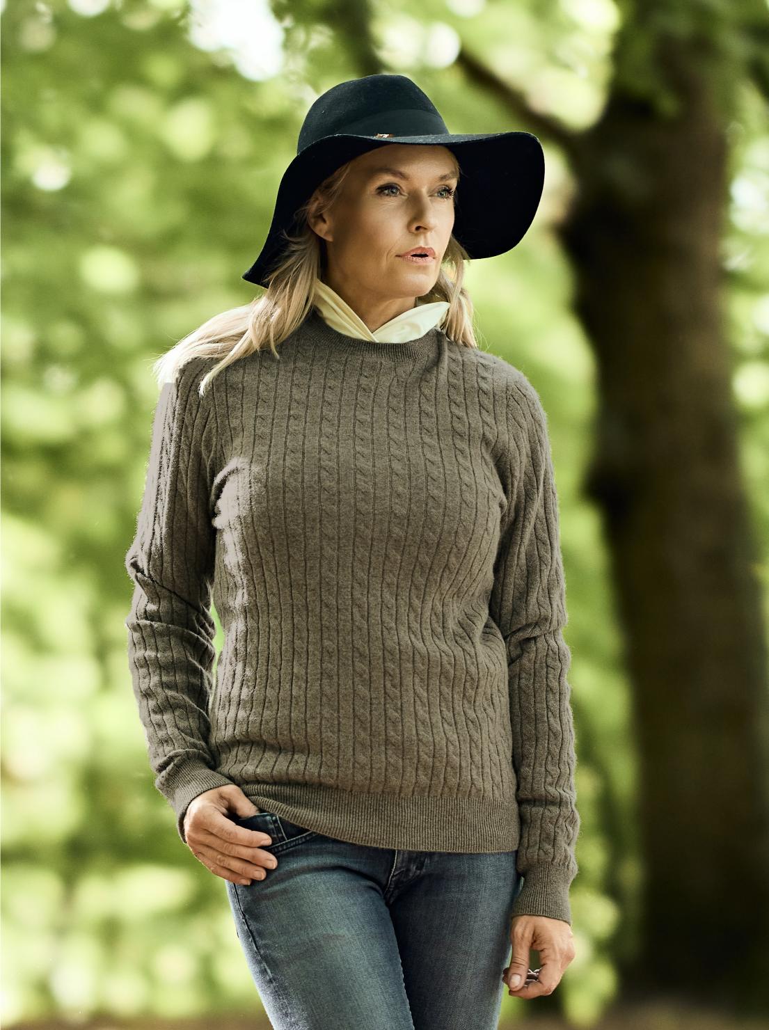 Women Crew Neck Cable Brown