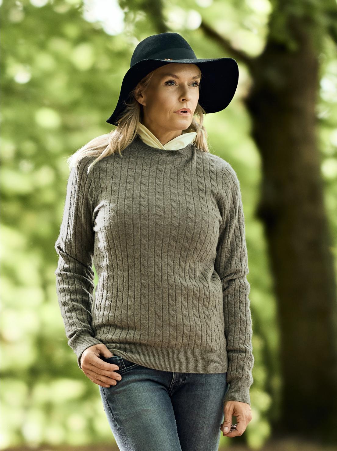 Women Crew Neck Cable Brown