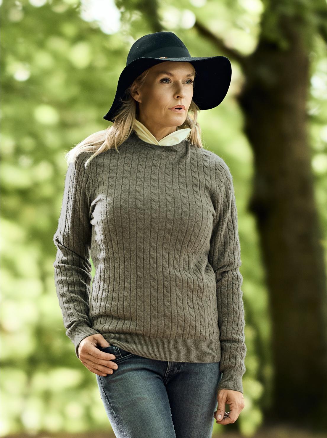 Women Crew Neck Cable Brown